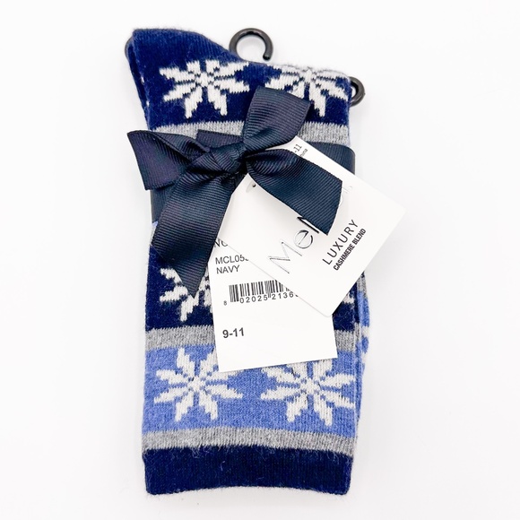 MeMoí Luxury Cashmere Blend Snowflake Socks - Picture 2 of 4